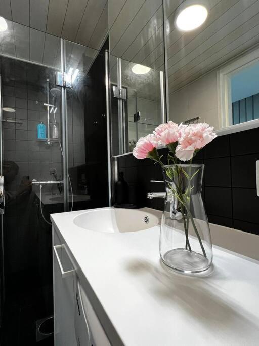 Apartamento Cozy Penthouse Loft - Near The Airport Vantaa Exterior foto